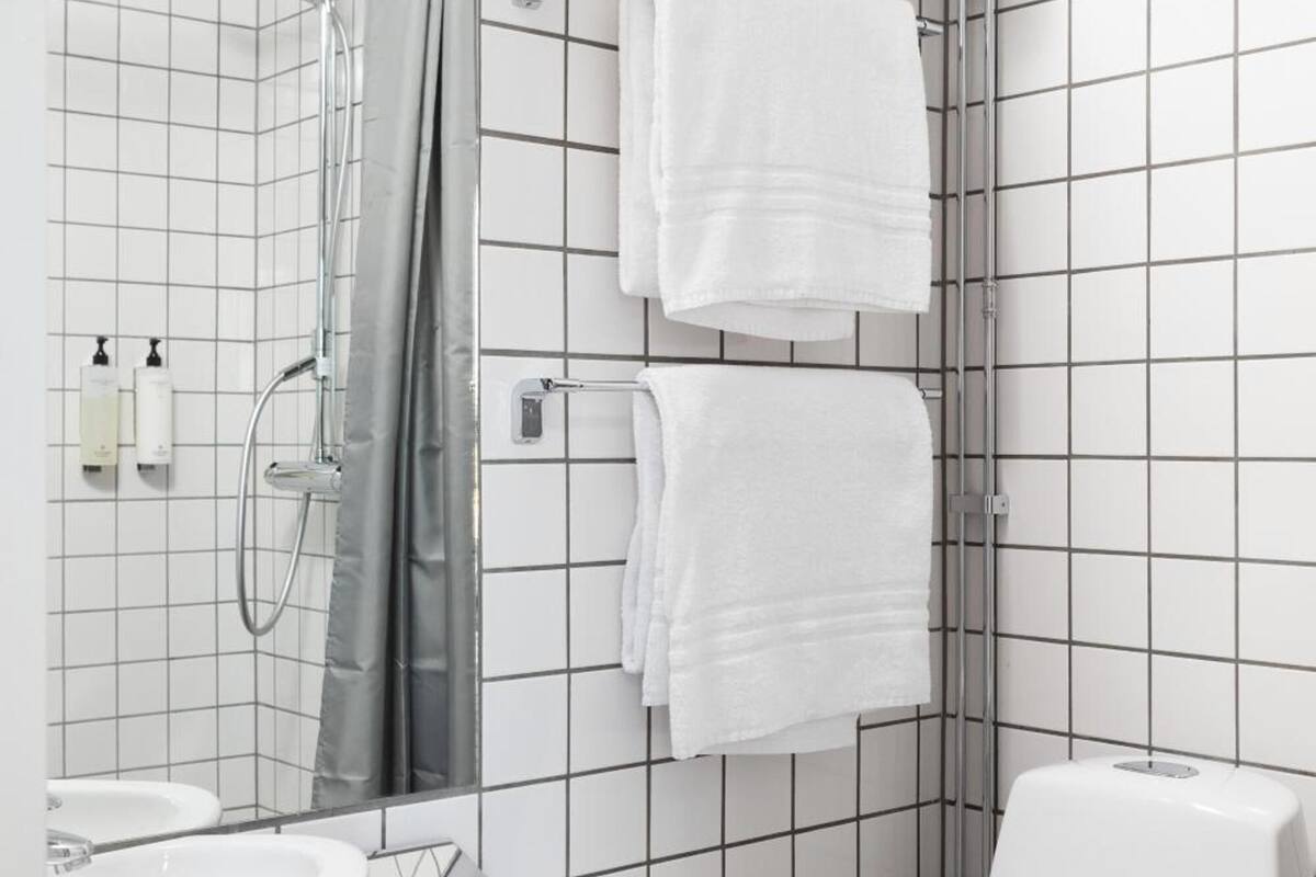 shower, heated floors, towels