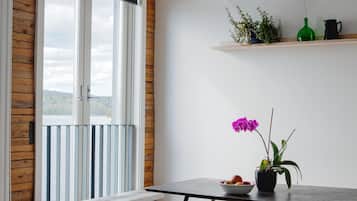 Stor Studio (Etage med Trappa) | Eget kök | KylskÄp, mikrovÄgsugn, spishÀll och diskmaskin