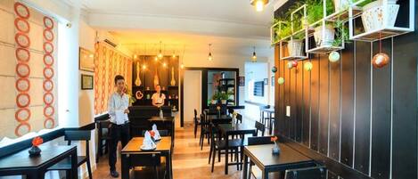 Café da manhã, almoço e jantar; local e internacional