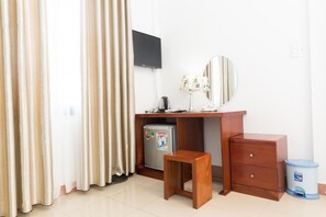 Minibar, desk, free WiFi - Ruby Bistro Hotel (Hue)
