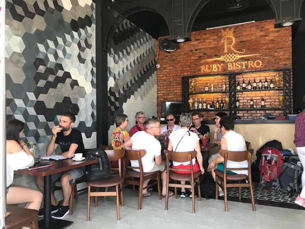 Bar (on property) - Ruby Bistro Hotel (Hue)