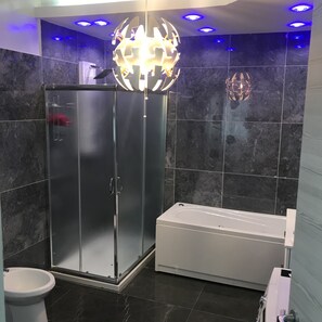 Deluxe Apartment, 1 Bedroom, Kitchen, City View | Bathroom | Separate tub and shower, jetted tub, free toiletries, hair dryer - Casa Di Cloe (Dakar)