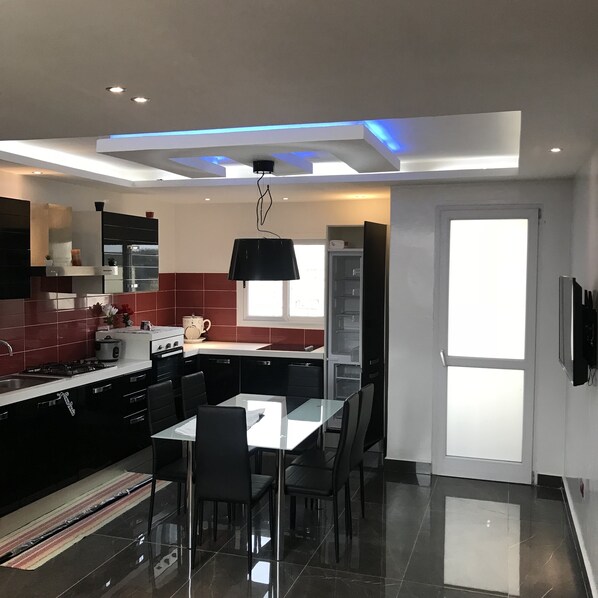Deluxe Apartment, 1 Bedroom, Kitchen, City View | Private kitchen | Full-sized fridge, microwave, oven, stovetop - Casa Di Cloe (Dakar)