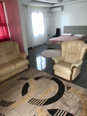 Deluxe Apartment, 1 Bedroom, Kitchen, City View | Living area | 55-inch LED TV with satellite channels, TV, Netflix - Casa Di Cloe (Dakar)