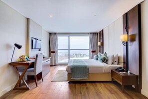 Chambre Familiale, balcon | Literie de qualité supérieure, coffres-forts dans les chambres, bureau