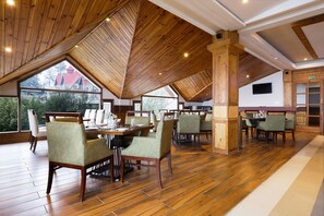 Daily continental breakfast (INR 500 per person) - Summit Thistle Villas Luxury Spa Resort (Shimla)