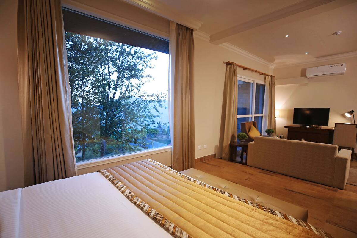 Premium-Zimmer, 1 King-Bett, Talblick | Hochwertige Bettwaren, Zimmersafe, Schreibtisch, kostenloses WLAN