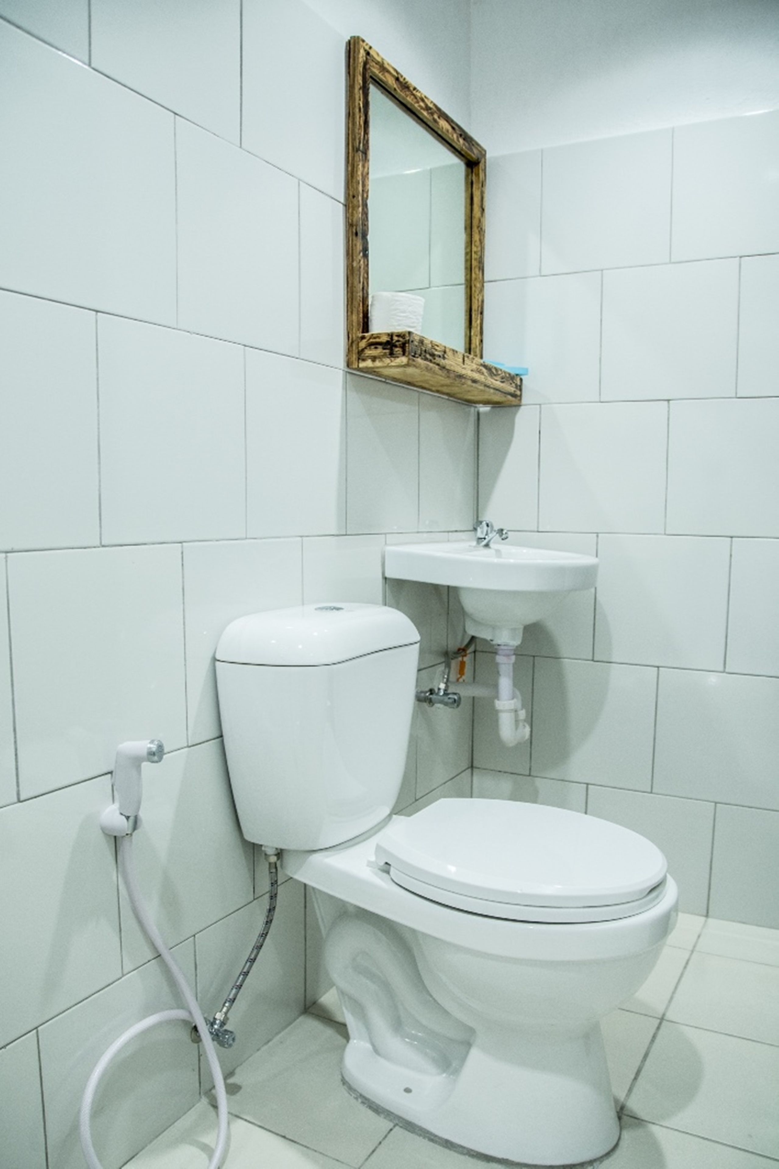 Regadera, amenidades de baño gratuitas, toallas 
