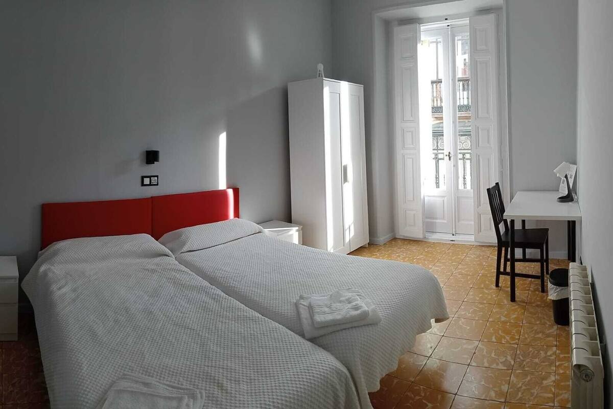 Escritorio, cortinas blackout y wifi gratis 