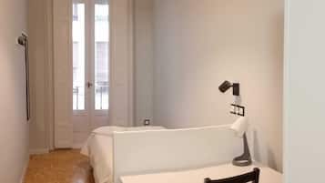 Habitación individual, baño compartido | Escritorio, cortinas opacas, wifi gratis