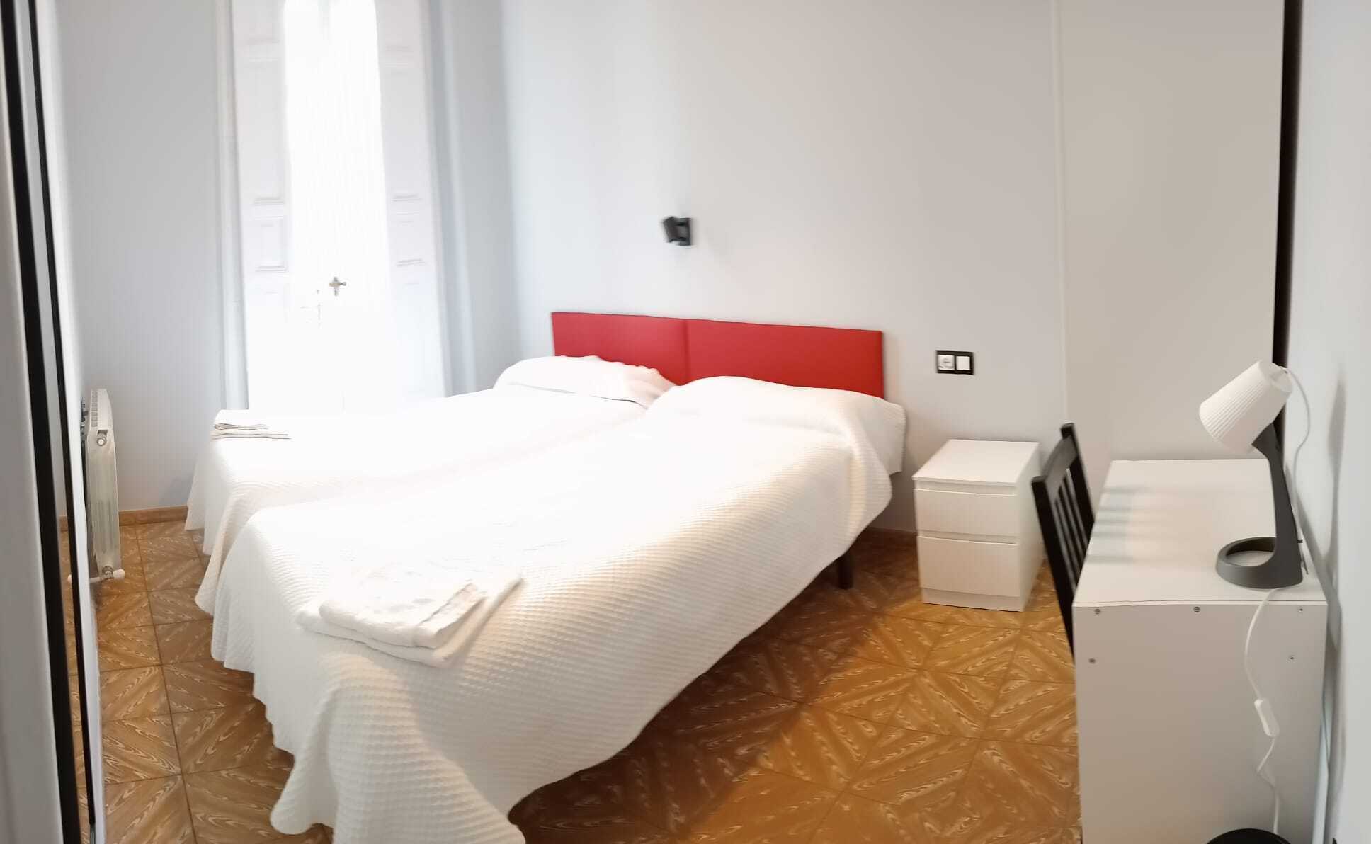 Een bureau, verduisterende gordijnen, gratis wifi