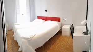 Desk, blackout drapes, WiFi (free) - Hostal Yolanda (Madrid)