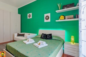 Phòng đôi tiện nghi đơn giản, phòng tắm dùng chung | Bộ đồ giường cao cấp, minibar, két bảo mật tại phòng, bàn 
