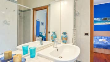 Quarto casal superluxo, banheiro privativo | Banheiro | Chuveiro, produtos de toalete grátis, secador de cabelo, bidê