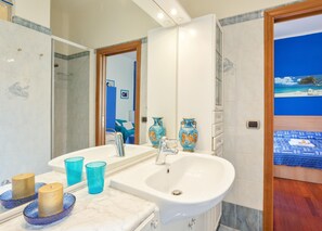Luxury-Doppelzimmer, eigenes Bad | Badezimmer | Dusche, kostenlose Toilettenartikel, Haartrockner, Bidet