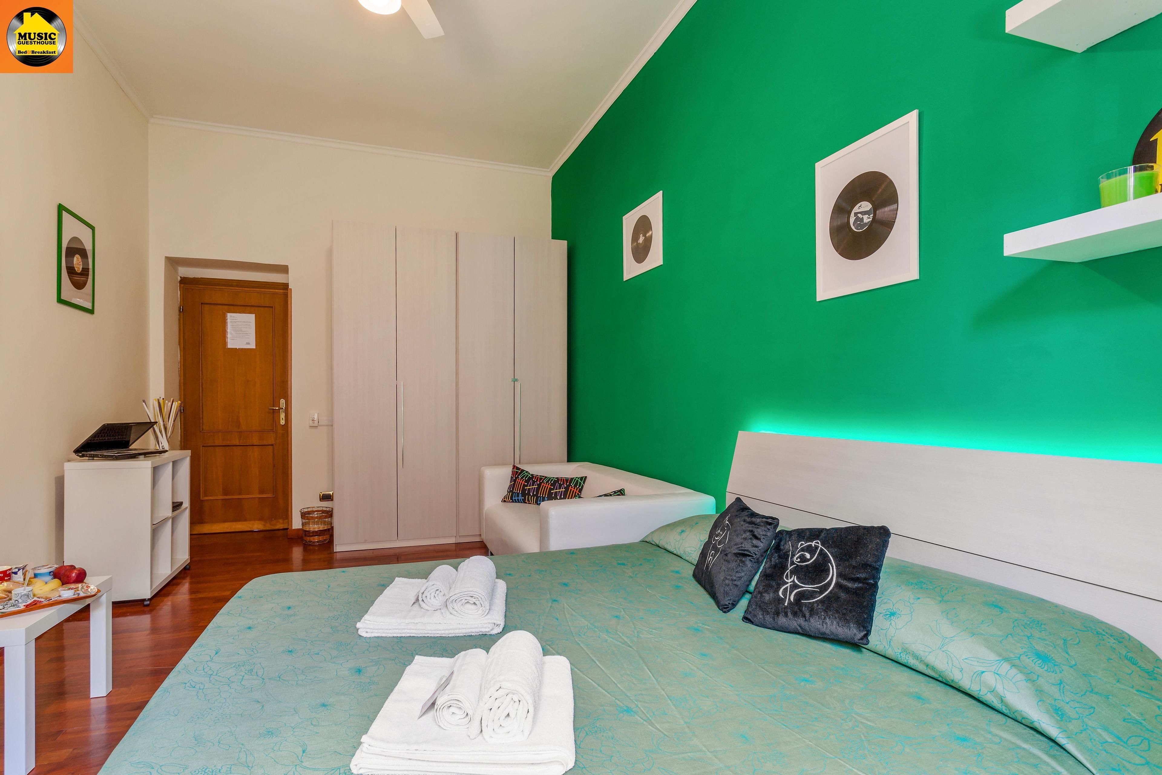 Una habitación con cama, escritorio y armario.