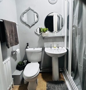 Quarto casal ou duplo conforto (Room 2) | Banheiro | Produtos de toalete de grife, secador de cabelo, toalhas de banho