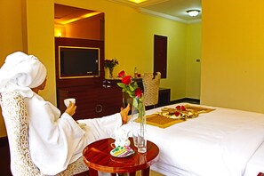 Minibar, in-room safe, desk, blackout curtains - Golden Royal Hotel (Addis Ababa)