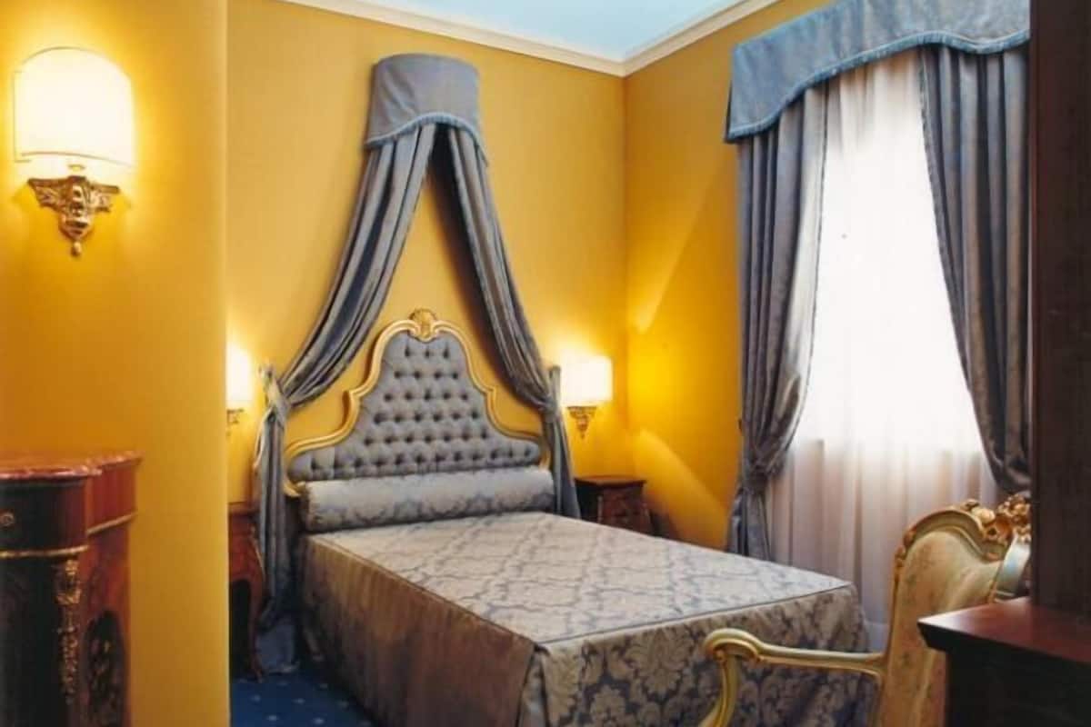 single room | premium bedding, minibar, in-room safe, desk