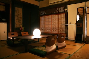 Maison Traditionnelle (Japanese Style, Main Building) | Coin séjour | Télévision à écran plat