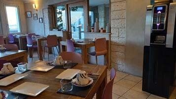 Petit déjeuner buffet servi tous les jours en supplément