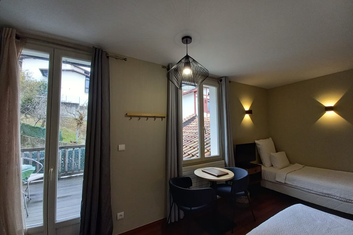 suite | in-room dining