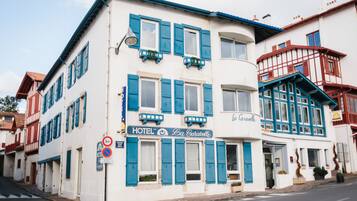 Parking sans voiturier (19 EUR par jour)