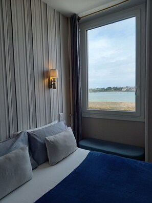 Blackout drapes, soundproofing, free WiFi, bed sheets - La Caravelle (Ciboure)