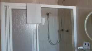 Bruser, gratis toiletartikler, hårtørrer, håndklæder