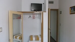 Een kluis op de kamer, een bureau, extra bedden, gratis wifi