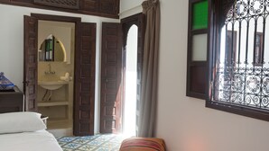 خزنة داخل الغرفة ومكواة/لوح كي وواي فاي مجانًا وبديكورات فريدة لكل غرفة