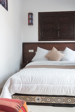 Kamer, 1 twee- of 2 eenpersoonsbedden | Een kluis op de kamer, individueel gedecoreerd, individueel gemeubileerd