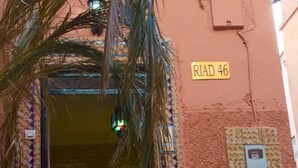 منصة إجراءات تسجيل الوصول/المغادرة