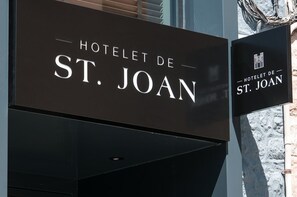 A sign for the Hotel de St. Joan. - Hotelet de Sant Joan (Sant Joan de Les Abadesses)