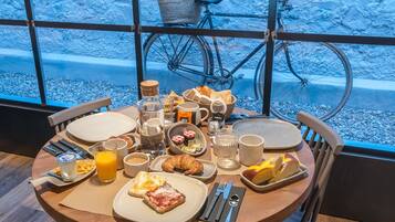 Se ofrece un desayuno continental (8.00 EUR por persona)