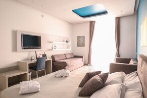 City Suite, Non Smoking, City View | Peralatan tempat tidur premium, gebar bulu kapas, peti besi dalam bilik 