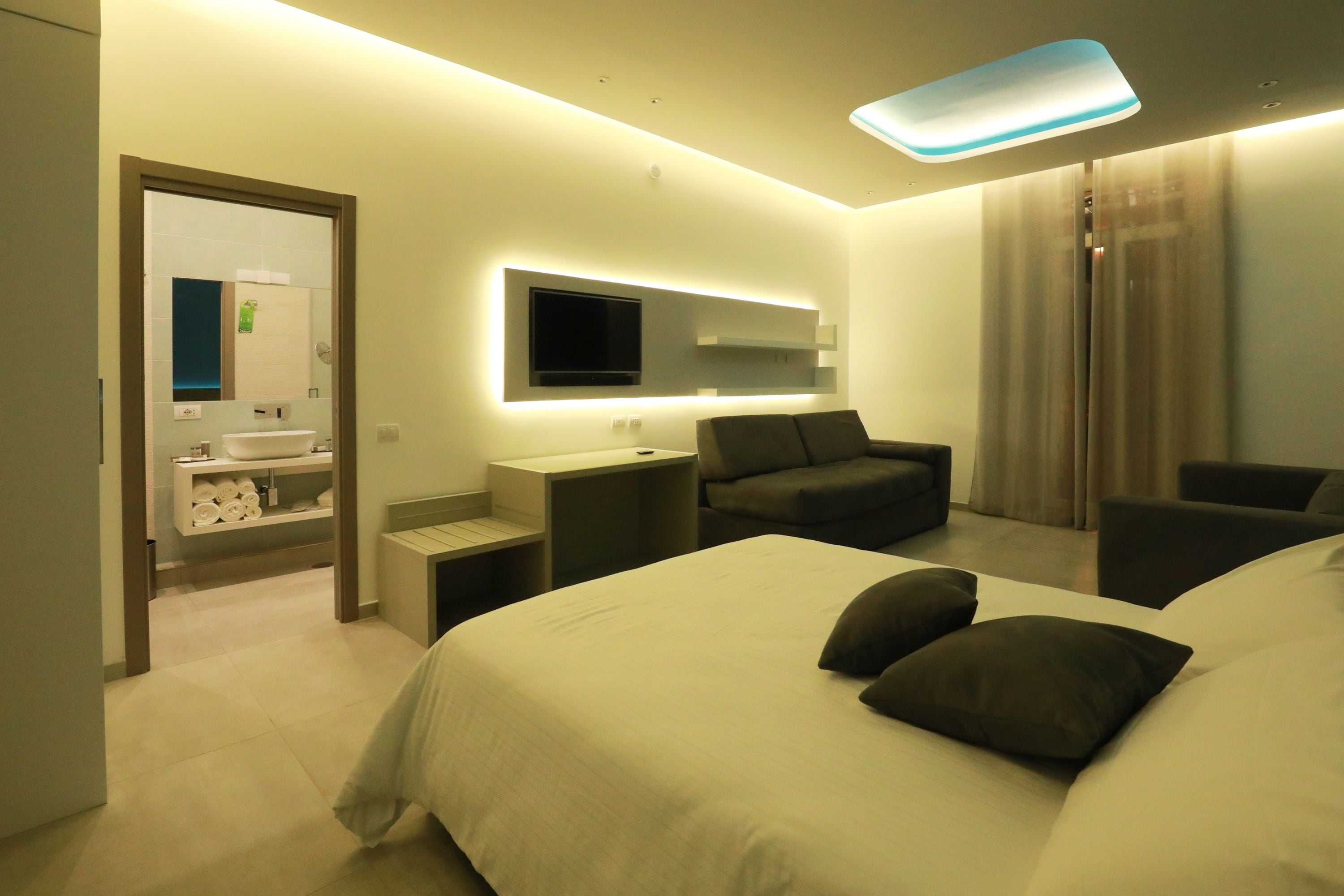 City Suite, Non Smoking, City View | Premium bedding, down comforters, in-room safe, individually decorated