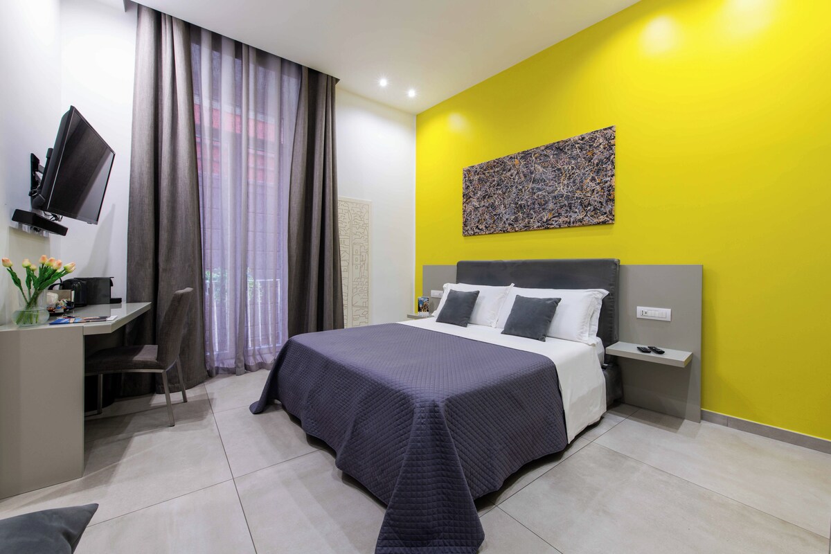 Deluxe Room, 1 Queen Bed | Premium bedding, down comforters, in-room safe, desk