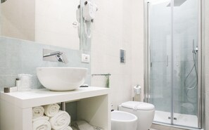 Junior Double Room, 1 Queen Bed with Sofa bed | Bathroom | Shower, rainfall showerhead, designer toiletries, hair dryer - Toledo 16 Luxury Suites (Naples)