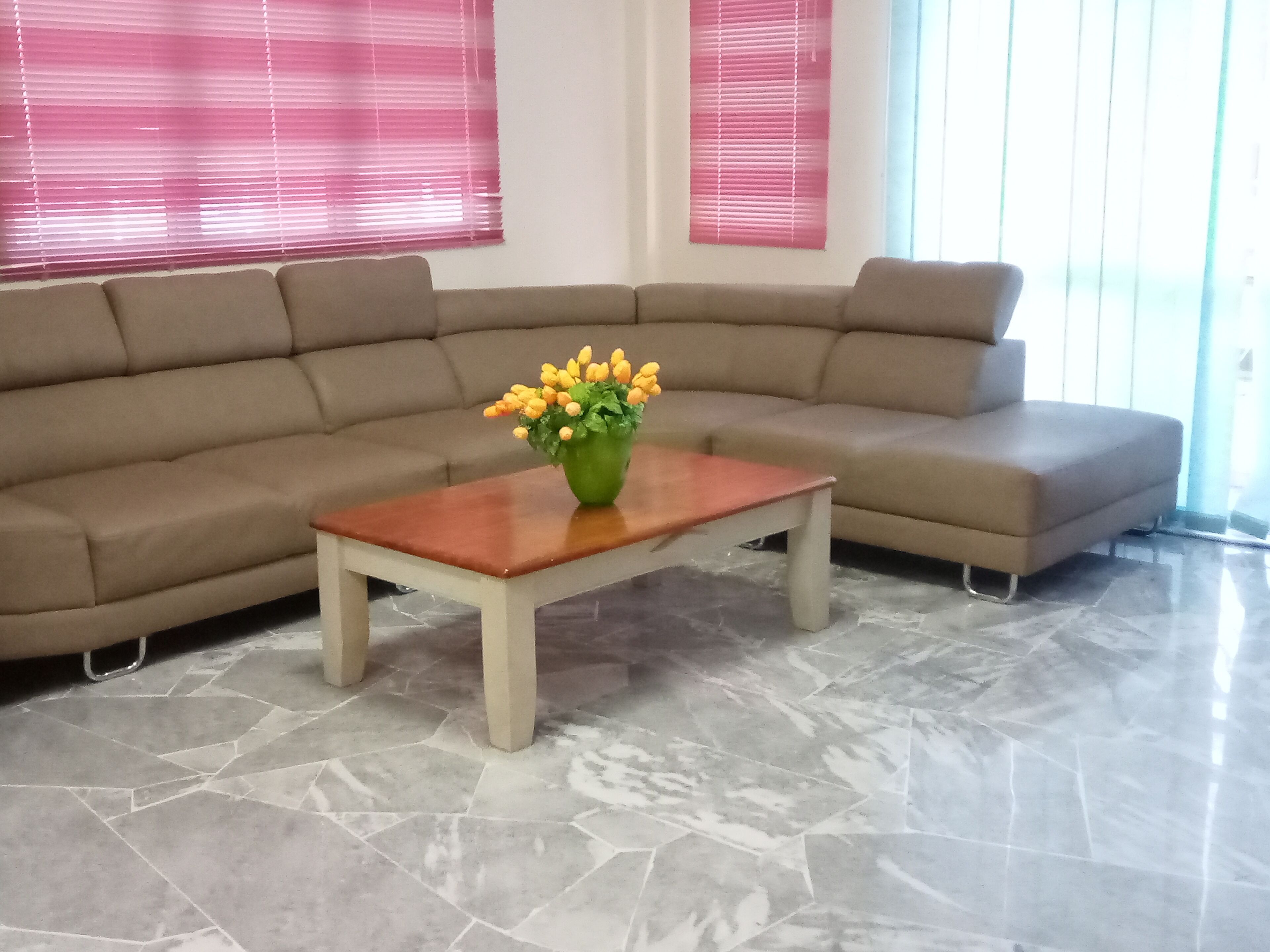 Executive-Apartment | Wohnbereich | 32-Zoll-Flachbildfernseher mit Satellitenempfang, Fernseher