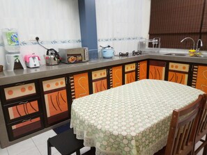 Executive Condo, 3 Bedrooms | Private kitchenette