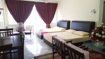 Familienapartment, 2 Schlafzimmer | Individuell eingerichtet, Schreibtisch, schallisolierte Zimmer