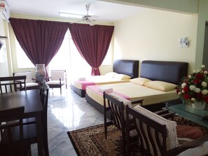 Muebles diferentes, escritorio y sistema de insonorización 