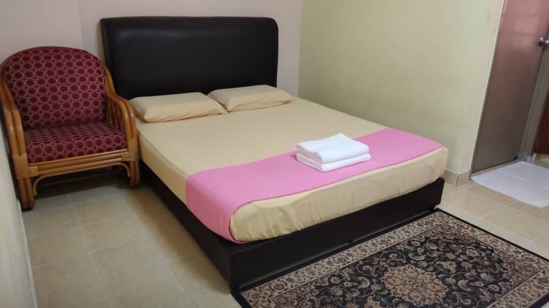 Camas con pillow-top, muebles diferentes, escritorio y insonorización 