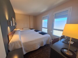 Quarto triplo | Escrivaninha, Wi-Fi de cortesia, roupa de cama