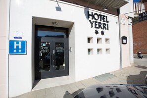 Property entrance - Hotel Yerri (Estella)