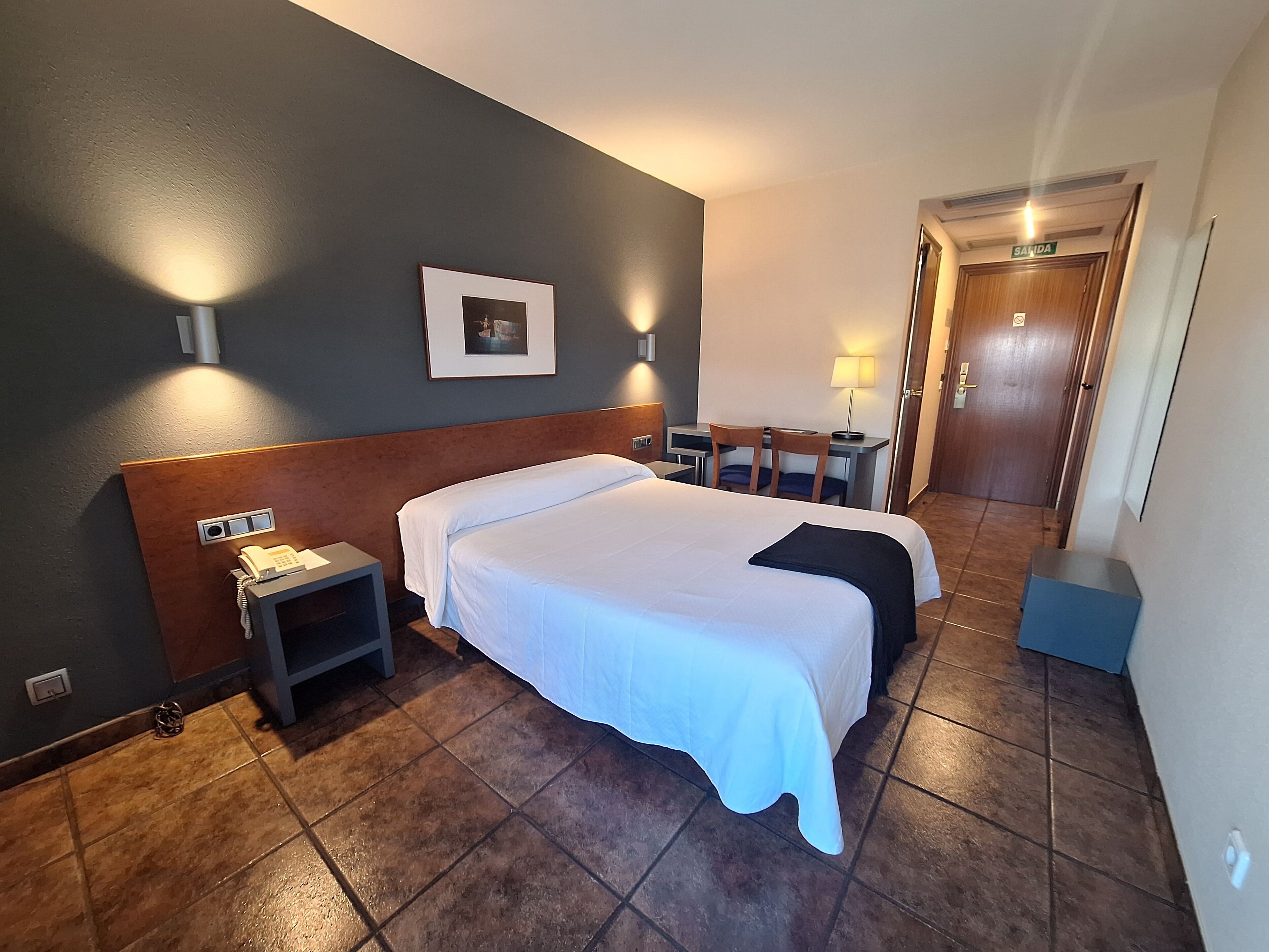 Escritorio, wifi gratis, ropa de cama y acceso para silla de ruedas 