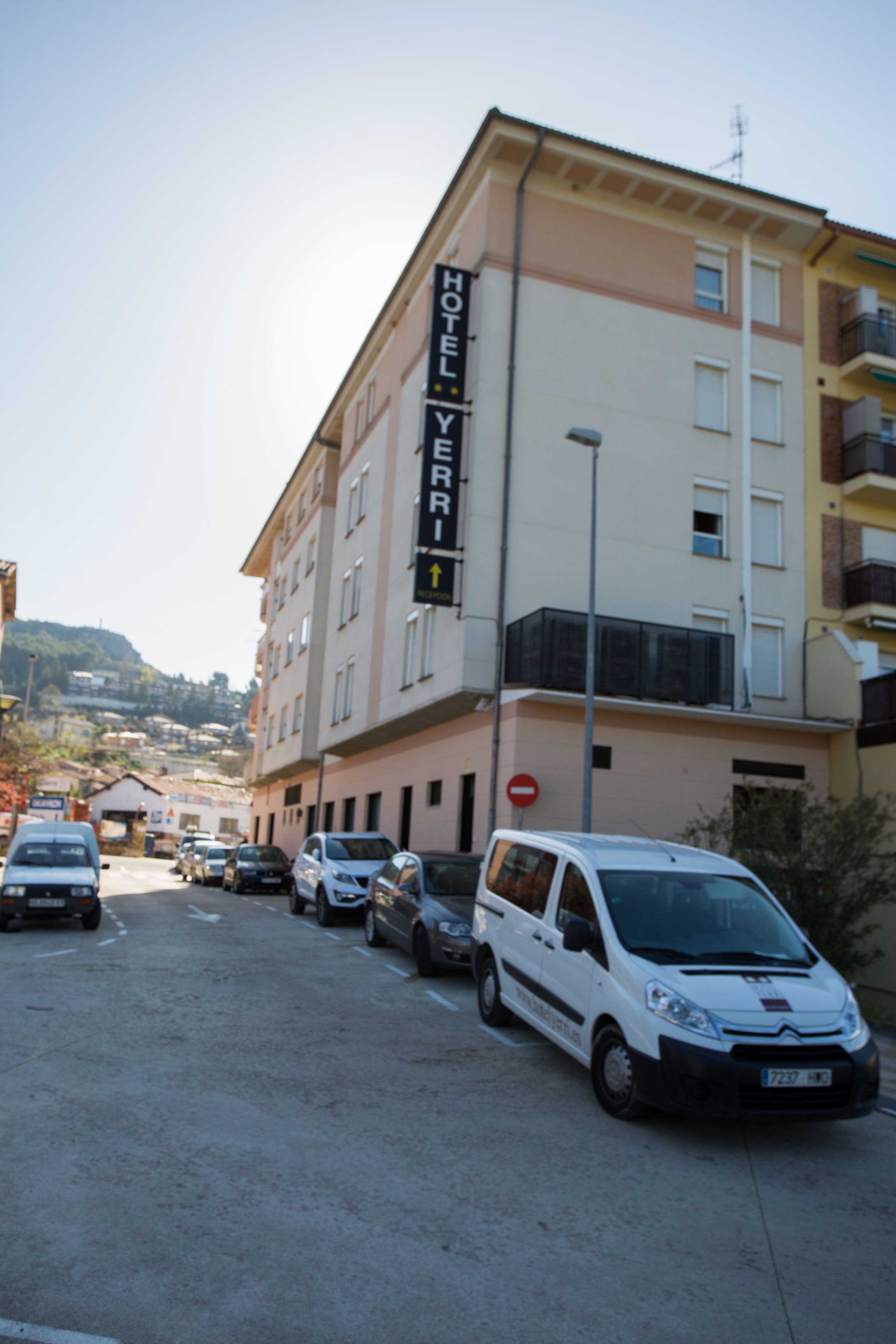 Un hotel de varios pisos con un letrero que indica “HOTEL VERITAS”.