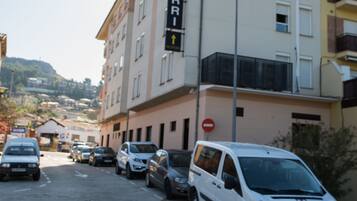 Un hotel de varios pisos con un letrero que indica “HOTEL VERITAS”.