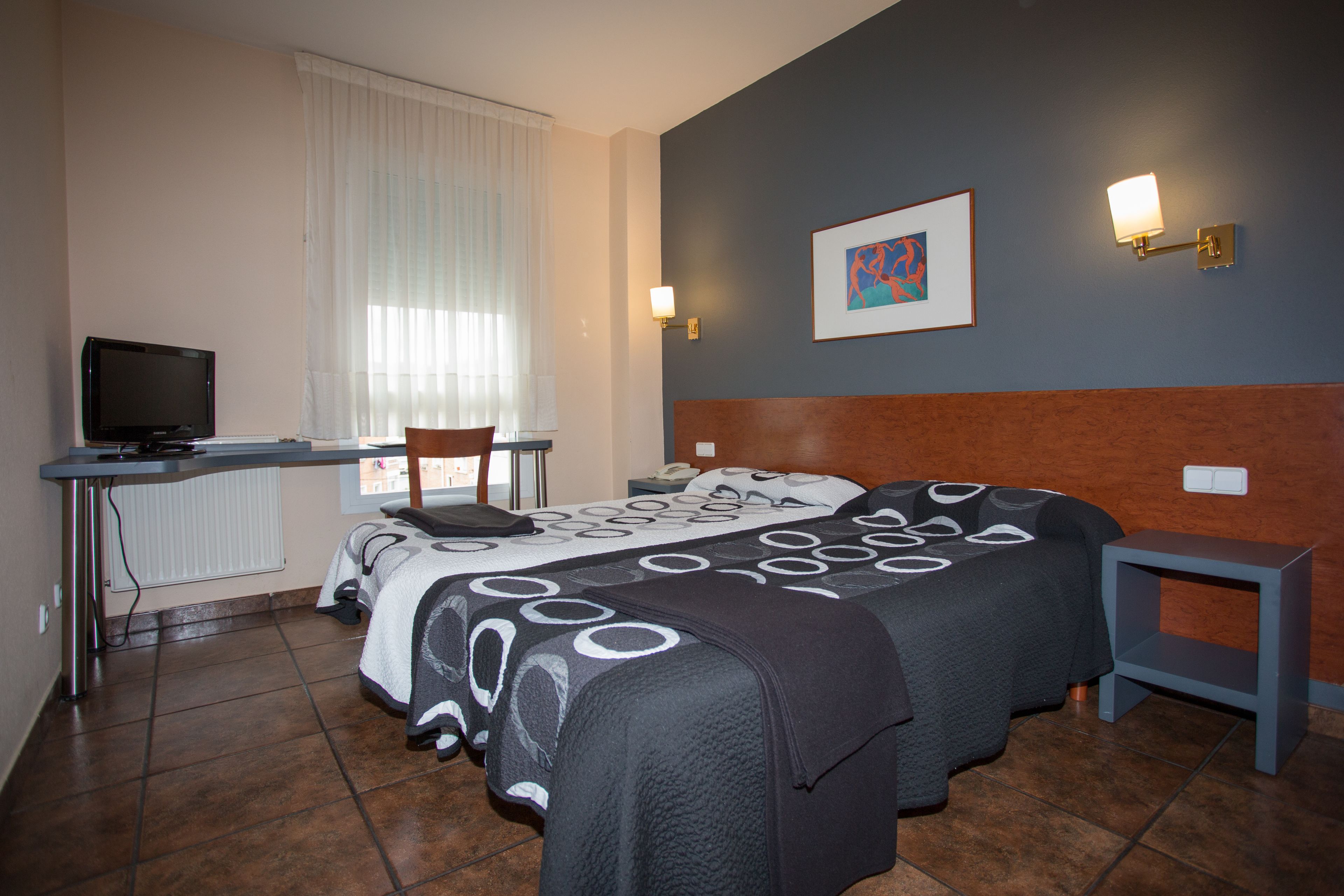 办公桌、免费 WiFi、床单、轮椅无障碍